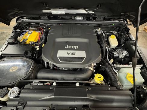 Used 2017 Jeep Wrangler Rubicon w/ Connectivity Group AWD/4WD image 32