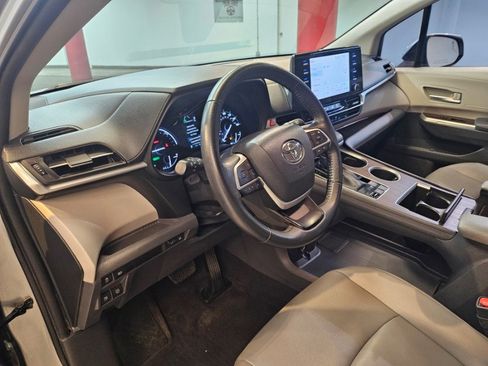 Used 2021 Toyota Sienna XLE image 12