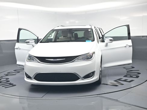 Used 2017 Chrysler Pacifica Limited w/ UConnect Theater Package image 13