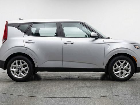 Used 2025 Kia Soul LX w/ LX Technology Package FWD image 11