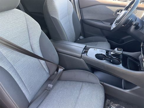 Used 2022 Nissan Rogue SV image 9