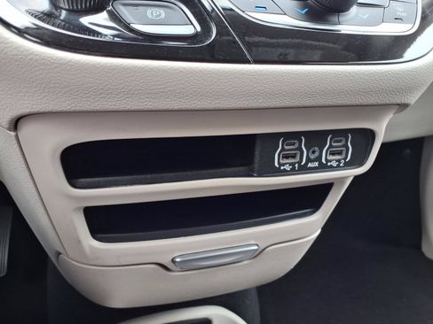 Used 2024 Chrysler Pacifica Touring-L FWD image 12