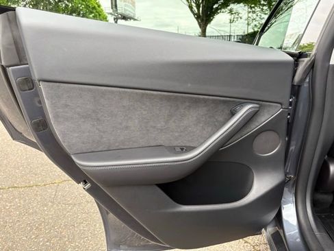 Used 2022 Tesla Model Y Long Range AWD/4WD image 13