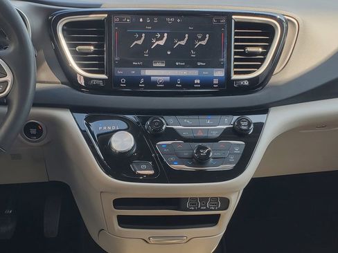 Used 2023 Chrysler Pacifica Touring-L FWD image 15