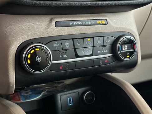 Used 2020 Ford Escape SE image 19