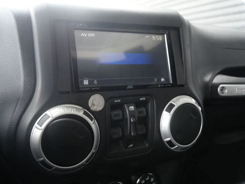Used 2012 Jeep Wrangler Unlimited Rubicon w/ Connectivity Group image 18