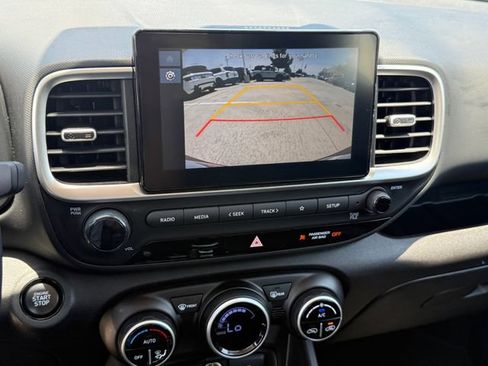 Used 2025 Hyundai Venue SEL FWD image 19