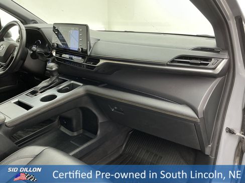 Used 2022 Toyota Sienna XLE Woodland Edition image 25