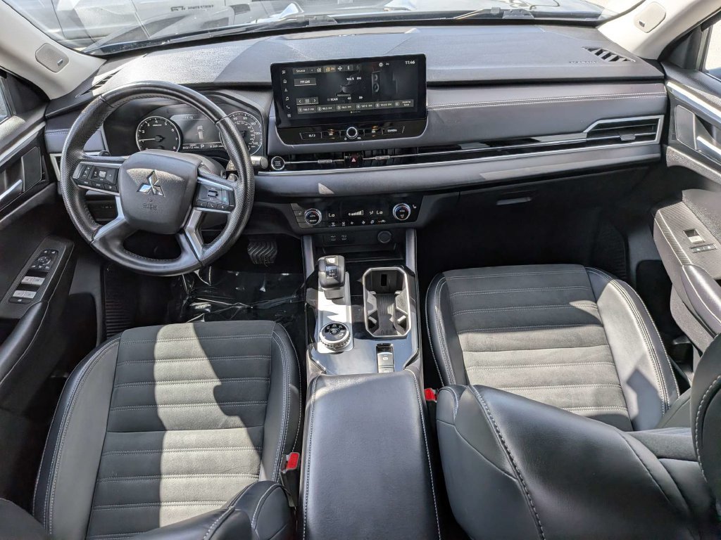 Used 2025 Mitsubishi Outlander SE FWD image 13