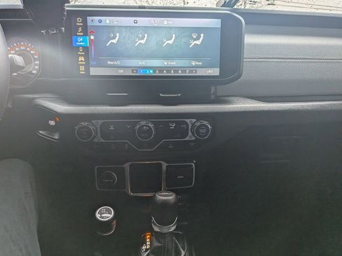 Used 2024 Jeep Gladiator Sport image 19