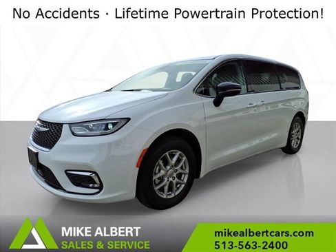 Used 2024 Chrysler Pacifica Touring-L FWD image 3
