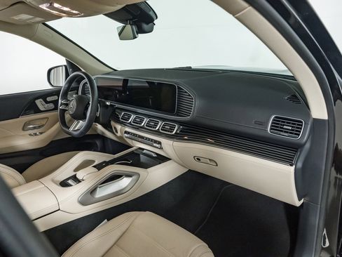 Used 2024 Mercedes-Benz GLS 580 4MATIC image 24