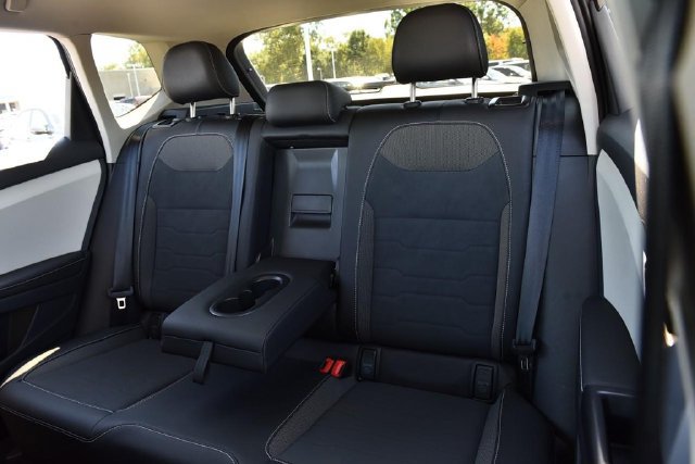 Used 2025 Volkswagen Taos SE w/ Panoramic Sunroof Package FWD image 21