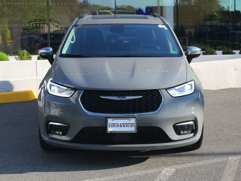 Used 2023 Chrysler Pacifica Limited w/ Uconnect Theater Family Group AWD/4WD image 8