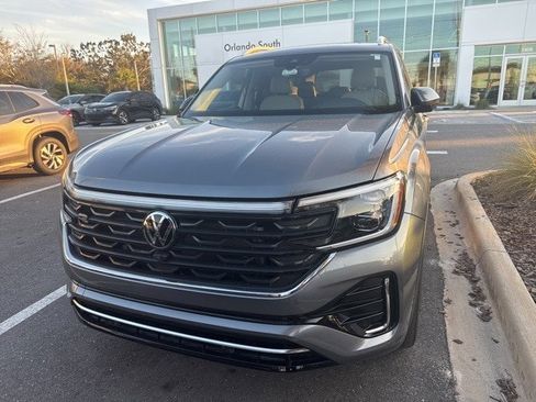 Used 2024 Volkswagen Atlas SEL Premium R-Line image 2