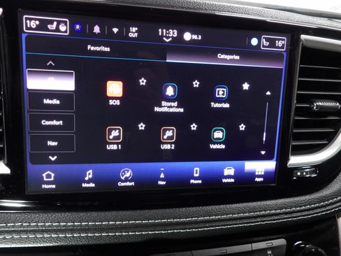 Used 2024 Chrysler Pacifica Limited FWD image 34