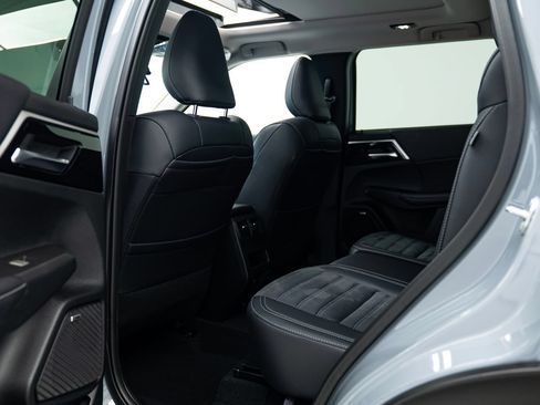 Used 2025 Mitsubishi Outlander AWD image 11