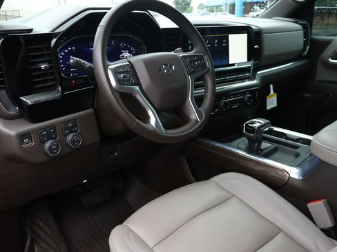 Used 2024 Chevrolet Silverado 1500 LT Trail Boss w/ Convenience Package II AWD/4WD image 3