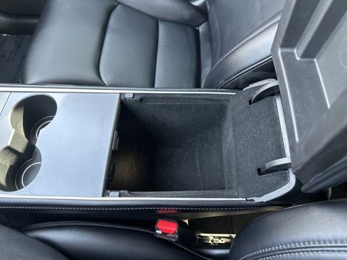 Used 2022 Tesla Model Y Long Range image 27