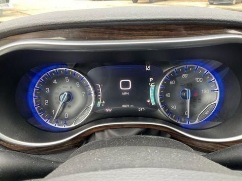 Used 2024 Chrysler Pacifica Limited FWD image 45