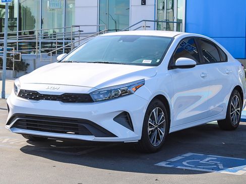 Used 2023 Kia Forte LXS FWD image 3