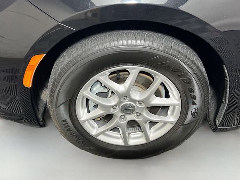 Used 2023 Chrysler Pacifica Touring-L FWD image 13