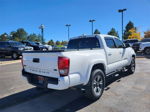 Used 2017 Toyota Tacoma TRD Sport w/ Premium & Technology Package image 4