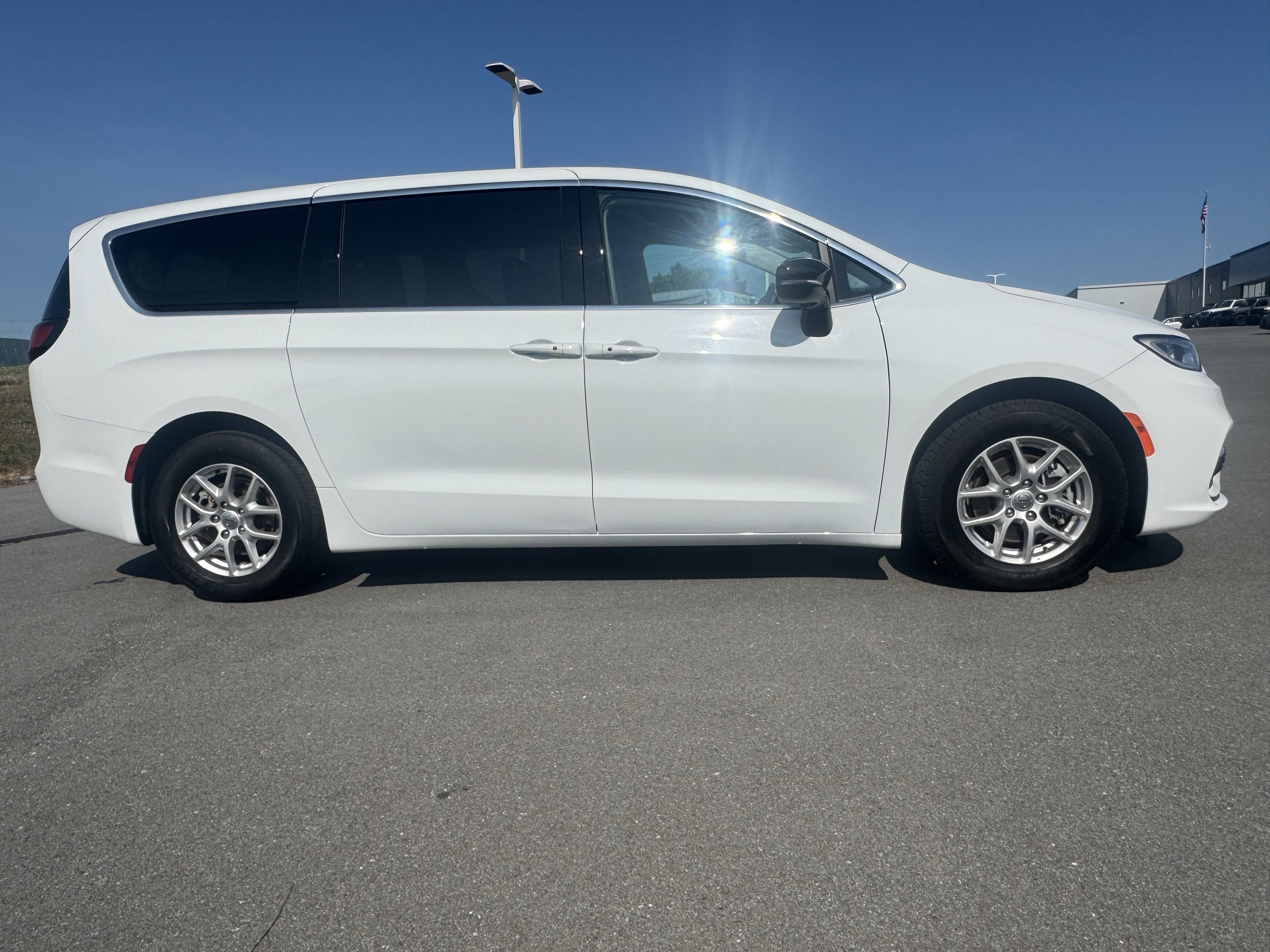 Used 2024 Chrysler Pacifica Touring-L FWD image 2
