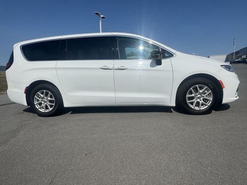 Used 2024 Chrysler Pacifica Touring-L FWD image 2