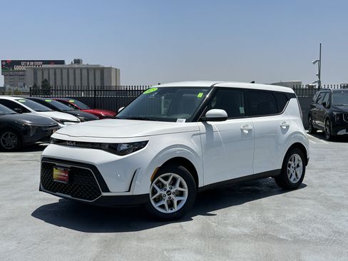 Certified 2023 Kia Soul LX w/ LX Technology Package FWD image 2