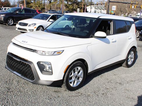 Used 2022 Kia Soul LX w/ Technology Package image 2