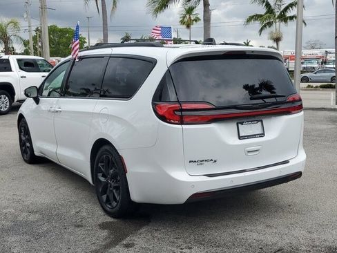 Certified 2023 Chrysler Pacifica Touring-L w/ S Appearance Package FWD image 5