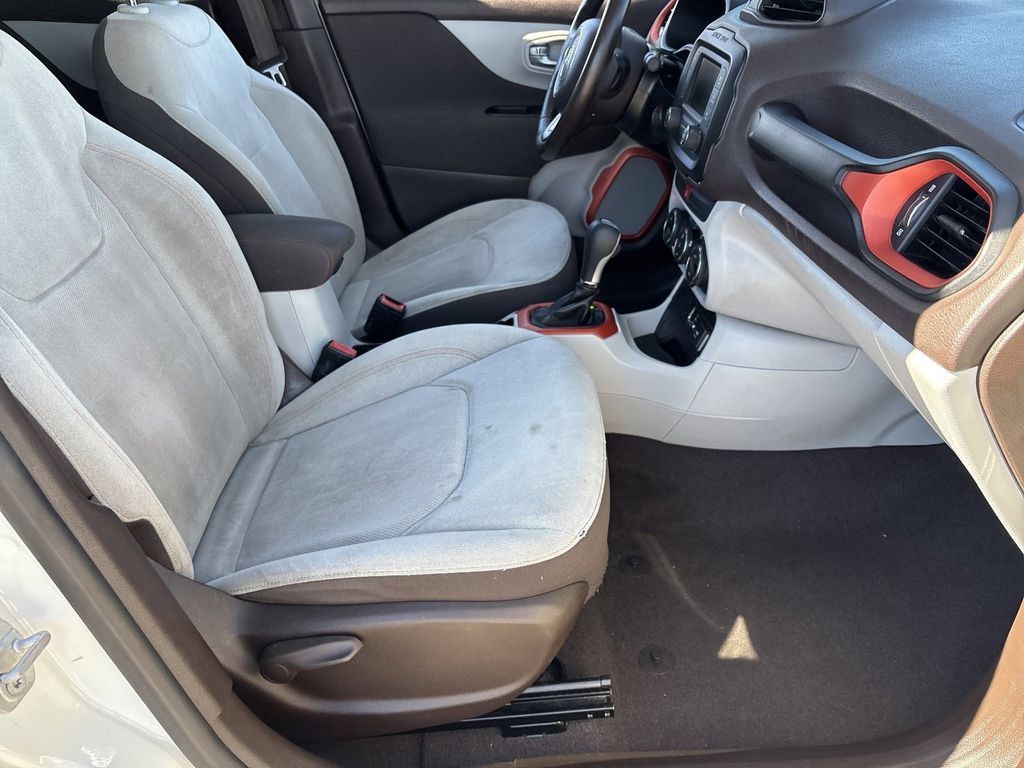 Used 2017 Jeep Renegade Latitude w/ Popular Equipment Group FWD image 11