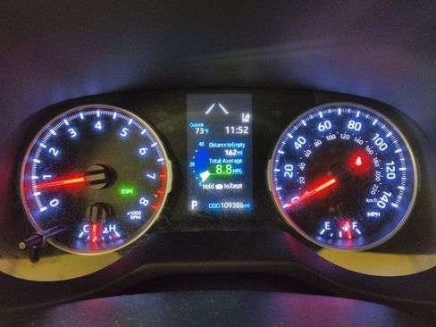 Used 2019 Toyota RAV4 XLE w/ Convenience Package FWD image 23