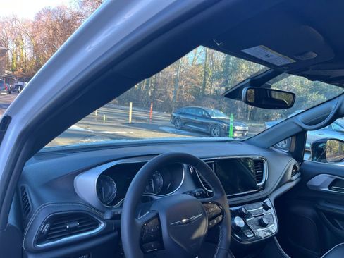 Used 2025 Chrysler Pacifica Limited image 36