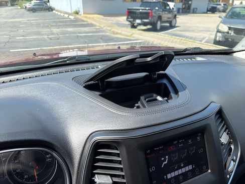 Used 2019 Jeep Cherokee Latitude Plus w/ Comfort/Convenience Group AWD/4WD image 39