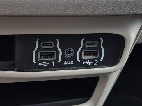 Used 2023 Chrysler Pacifica Touring-L FWD image 28