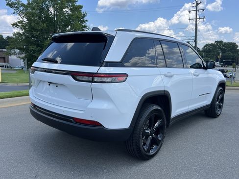 Used 2023 Jeep Grand Cherokee Altitude RWD image 9