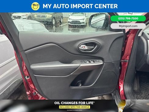 Used 2019 Jeep Cherokee Latitude Plus w/ Cold Weather Group AWD/4WD image 7