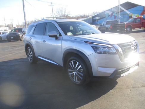 Used 2024 Nissan Pathfinder Platinum w/ Cargo Package image 7