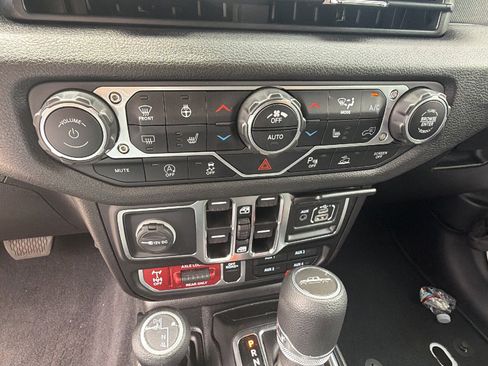 Used 2025 Jeep Gladiator Sport AWD/4WD image 34