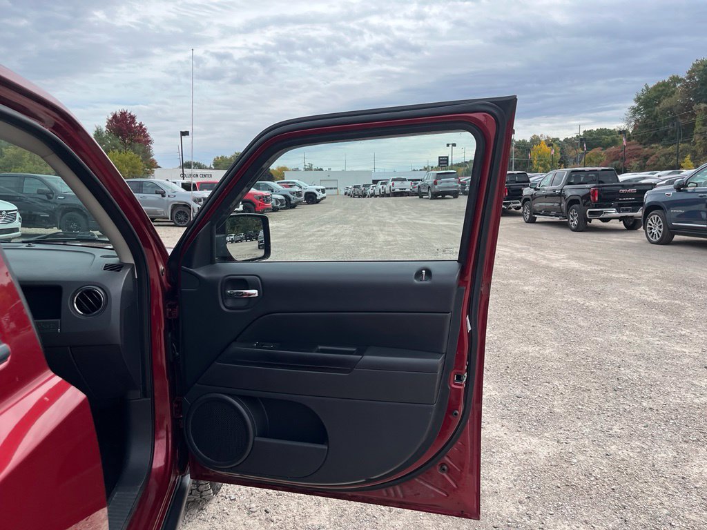 Used 2017 Jeep Patriot High Altitude AWD/4WD image 33