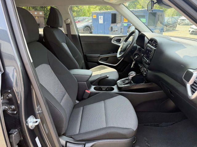 Used 2025 Kia Soul LX w/ LX Technology Package FWD image 12