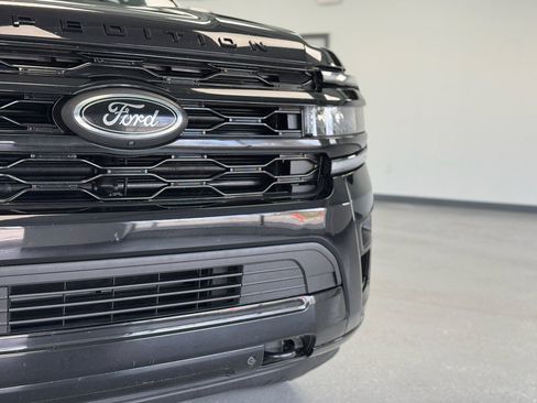 Used 2023 Ford Expedition Limited image 11