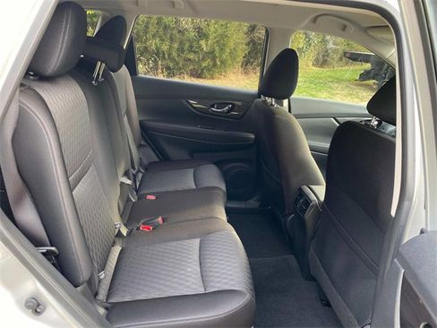 Used 2019 Nissan Rogue SV w/ Premium Package image 34