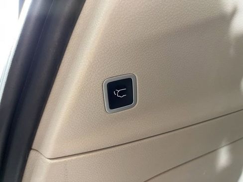 Used 2019 Chrysler Pacifica Touring-L FWD image 49