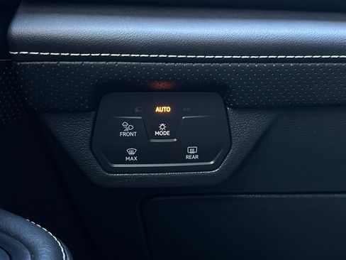 Used 2024 Volkswagen Atlas Cross Sport SE image 27