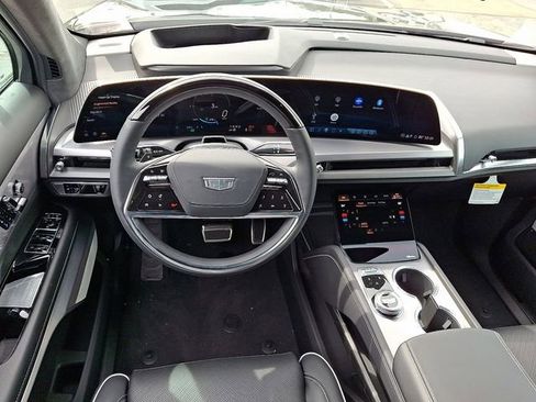 New 2026 Cadillac Vistiq Luxury w/ LPO, Floor Liner Package AWD/4WD image 7