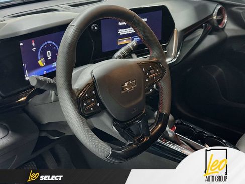 Used 2025 Chevrolet Trax RS w/ Sunroof Package FWD image 14