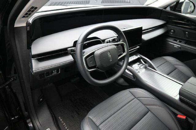 Certified 2026 Lincoln Nautilus Reserve w/ Jet Appearance Package AWD/4WD image 9